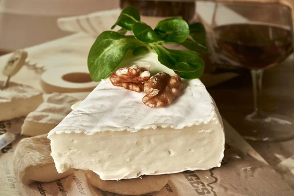 Pêssegos de queijo na velha mesa de madeira na cozinha. Produtos lácteos. Alimentação saudável e estilo de vida . — Fotografia de Stock