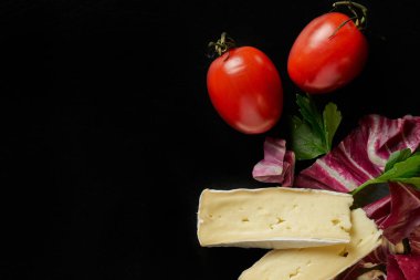 Peynirli delikatessen siyah taş masa yüzeyine yakın çekim. Camembe