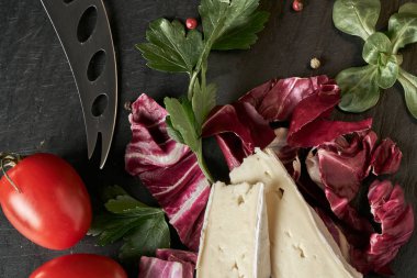 Cheese delikatessen siyah taş masa yüzeyine yakın çekim.