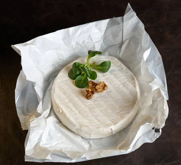 Queijo Brie na frente do fundo branco . — Fotografia de Stock