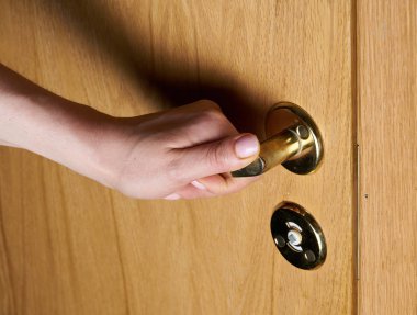 Kişi interroom bir kapıyı açar