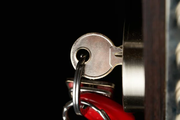 Het deurslot met het handvat en een sleutel. — Stockfoto