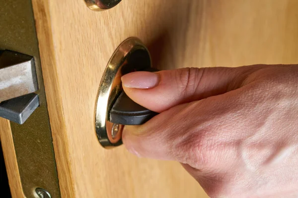Κλείδωμα ή ξεκλείδωμα πόρτας με κλειδί στο χέρι — Φωτογραφία Αρχείου