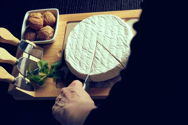 Detailní záběr na ženu krájení čerstvého sýra na stole — Stock fotografie
