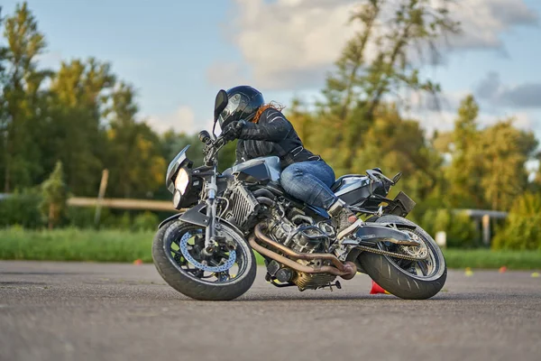 Homme à moto dans la route asphaltée — Photo