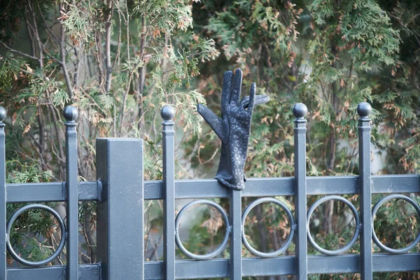 Verloren handschoen op smeedijzeren hek in de winter — Stockfoto
