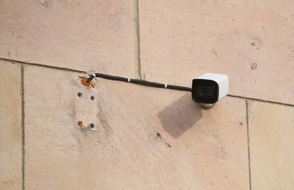Videocamere di sicurezza, telecamere di sorveglianza sul posto. Telecamera di sicurezza sul muro nella città vecchia — Foto Stock
