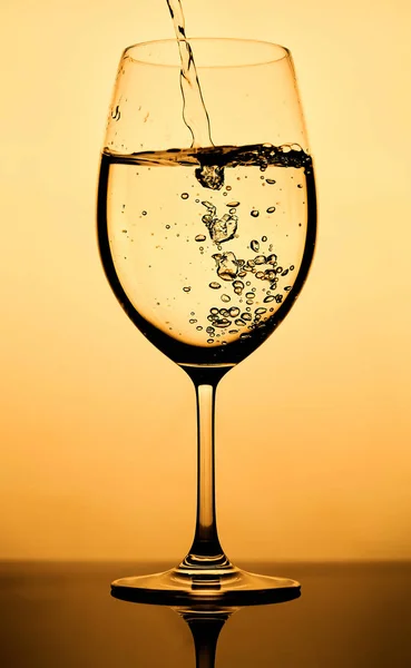 Foto close-up de derramar água pura em vidro — Fotografia de Stock