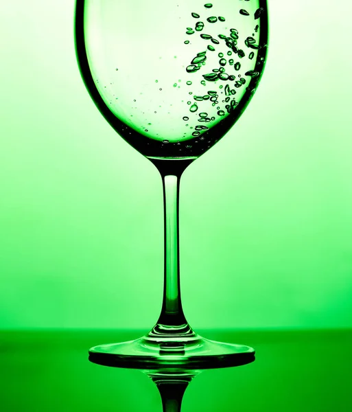 Foto close-up de derramar água pura em vidro — Fotografia de Stock
