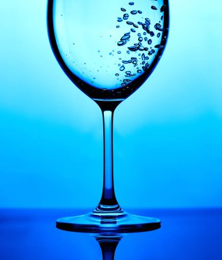 saf su dökme cam ait closeup fotoğraf