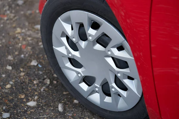 Вишневий червоний автомобіль передня деталь з великим легкосплавним колесом — стокове фото