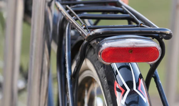 Achteraanzicht van fiets op parking — Stockfoto