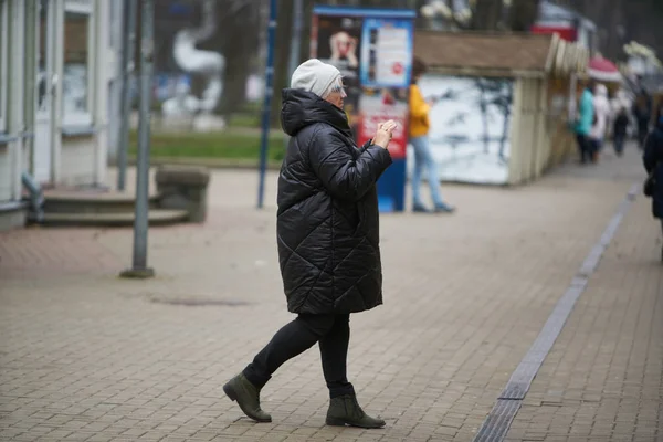 2020 Jurmala Łotwa Anonimowy Tłum Ludzi Spacerujących Ulicą — Zdjęcie stockowe