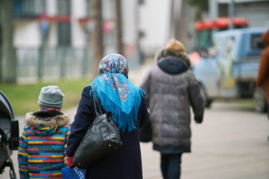 10-10-2020 Jurmala, Letonya. Sokakta yürüyen isimsiz bir kalabalık..