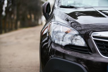 Modern siyah araba lambasının makro görüntüsü.