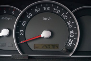 Arabanın iç gösterge paneli detayları. Hız çizelgesi.