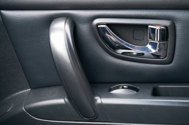 Araba insan eli açık kapı kapat.