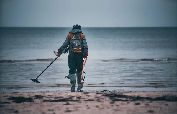 海の砂浜のビーチに金属探知器を持つ男 — ストック写真