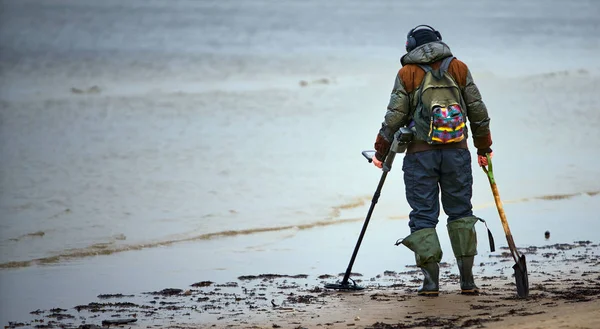 Чоловік Металошукачем Морському Піщаному Пляжі — стокове фото