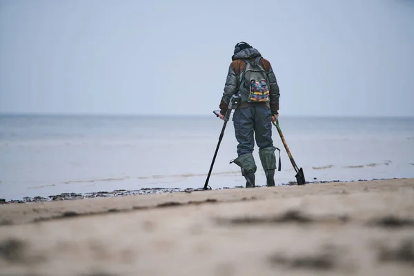 Mann Mit Metalldetektor Sandstrand Des Meeres — Stockfoto