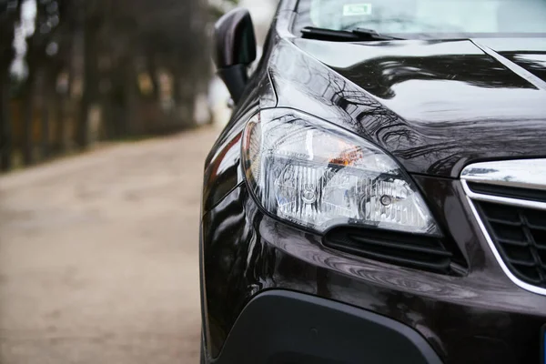 Modern siyah araba lambasının makro görüntüsü.