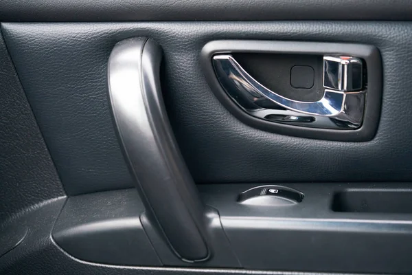 Araba insan eli açık kapı kapat.