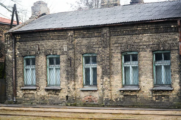 Åldern Väderbitna Gatan Väggen Med Några Fönster — Stockfoto