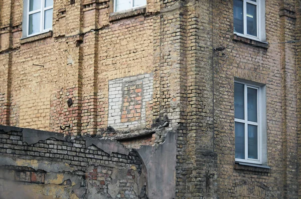 Vieilli Mur Rue Altérée Avec Quelques Fenêtres — Photo