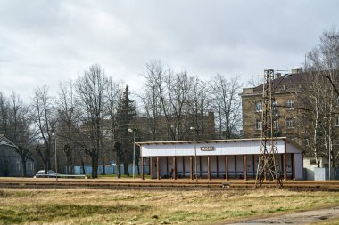 Eski buhar treni küçük istasyonda durdu..