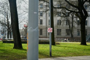 Beyaz arka plan üzerinde izole dalgıç kullanarak tesisatçı