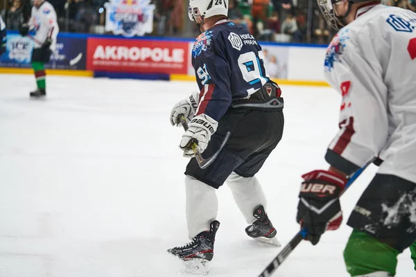 Spårning Ishockeyspelare Vit Uniform Dribbling Puck Och Gör Omvänd Passning — Stockfoto