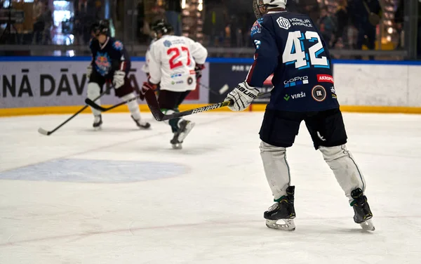 Spårning Ishockeyspelare Vit Uniform Dribbling Puck Och Gör Omvänd Passning — Stockfoto