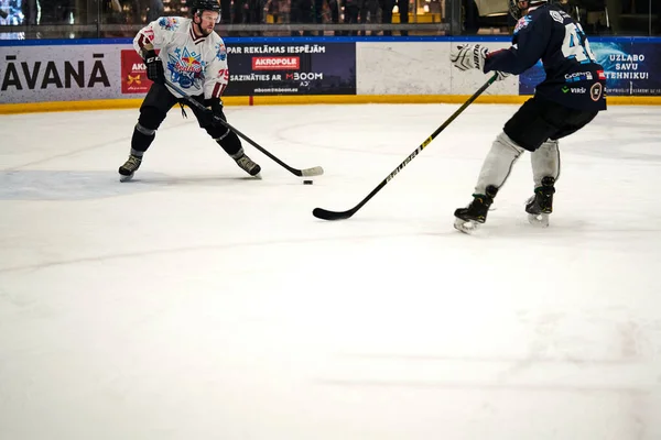 Tracciamento Del Giocatore Hockey Ghiaccio Uniforme Bianca Dribbling Puck Fare — Foto Stock