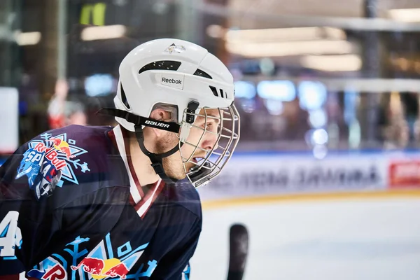 Spårning Ishockeyspelare Vit Uniform Dribbling Puck Och Gör Omvänd Passning — Stockfoto