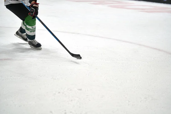 Spårning Ishockeyspelare Vit Uniform Dribbling Puck Och Gör Omvänd Passning — Stockfoto