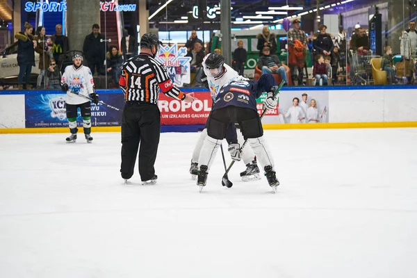 在溜冰场练习中跟踪身穿白色球衣的冰球选手 并向队友进行反传 — 图库照片
