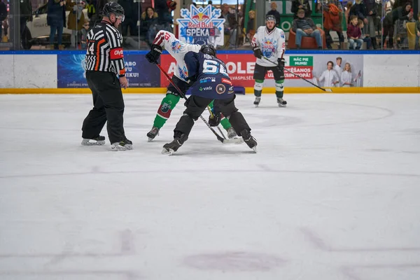 Seguimiento Del Jugador Hockey Sobre Hielo Uniforme Blanco Regateando Disco —  Fotos de Stock