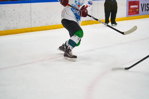 Suivi Joueur Hockey Sur Glace Uniforme Blanc Dribblant Rondelle Faisant — Photo