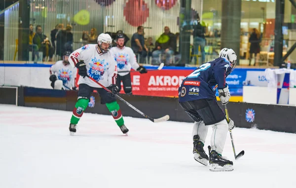 Tracciamento Del Giocatore Hockey Ghiaccio Uniforme Bianca Dribbling Puck Fare — Foto Stock