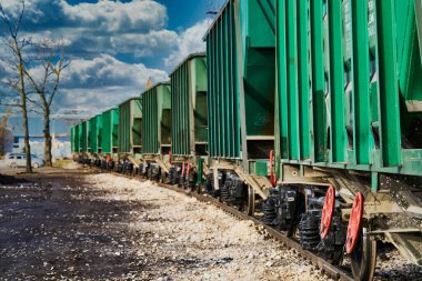 Petrollü tren vagonları raylara gidiyor.