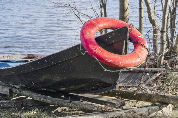 Orangener Rettungsring Und Altes Seil Auf Dem Boot — Stockfoto