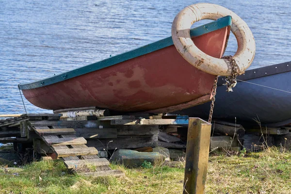 Orangener Rettungsring Und Altes Seil Auf Dem Boot — Stockfoto