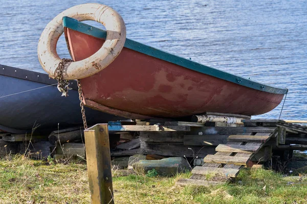 Orangener Rettungsring Und Altes Seil Auf Dem Boot — Stockfoto