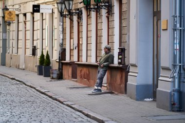 Bir Kuzey Amerikalı inşaat işçisi öğle yemeği molası verir..