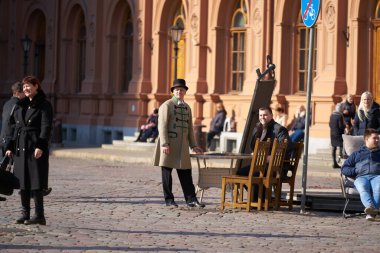 06-03-2020 Riga, Letonya Eski Şehir Meydanı 'nda turist kalabalığı.
