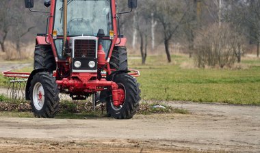 Tarlada traktör ve saban ile küçük ölçekli çiftçilik.