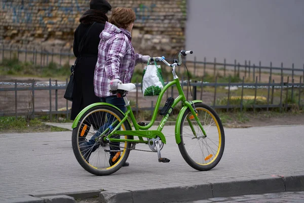 2020 Ryga Łotwa Obraz Młodej Kobiety Spacerującej Rowerem — Zdjęcie stockowe