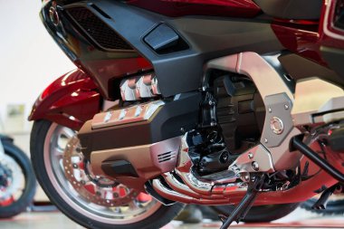 Egzoz boruları olan motor..