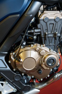 Motosiklet motoru yakın çekim detay arka.