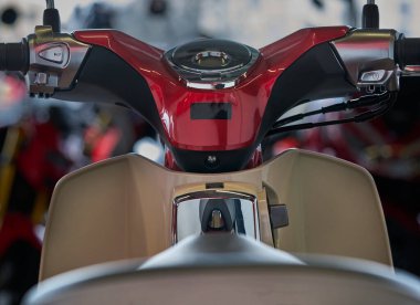 ABS, Yağ ve Sinyal Işıkları açık motorlu gösterge panelinin yakın çekimi. Kilometre, Takometre ve Hız göstergesi görünür